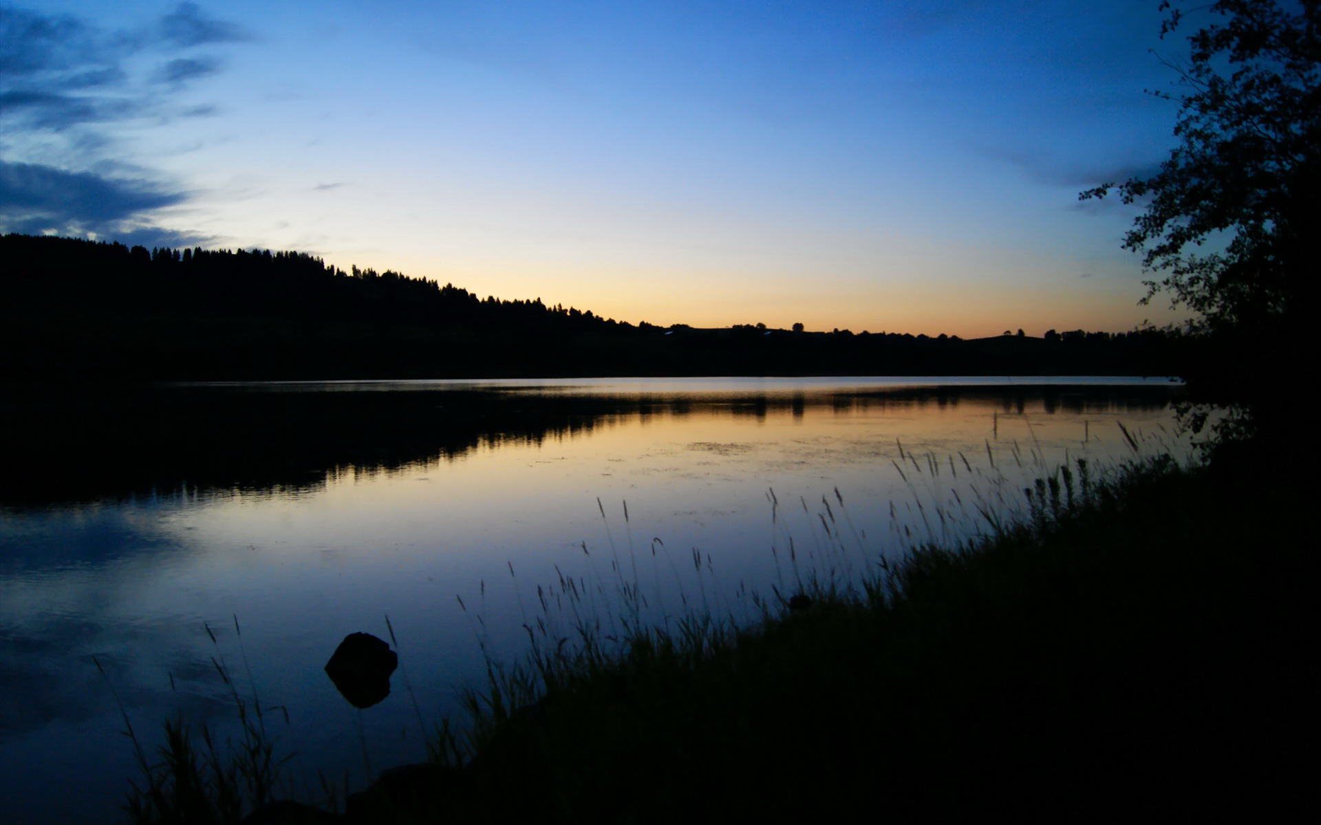“法甲豪门鏖战：场面精彩，积分榜竞争激烈”，德甲豪门