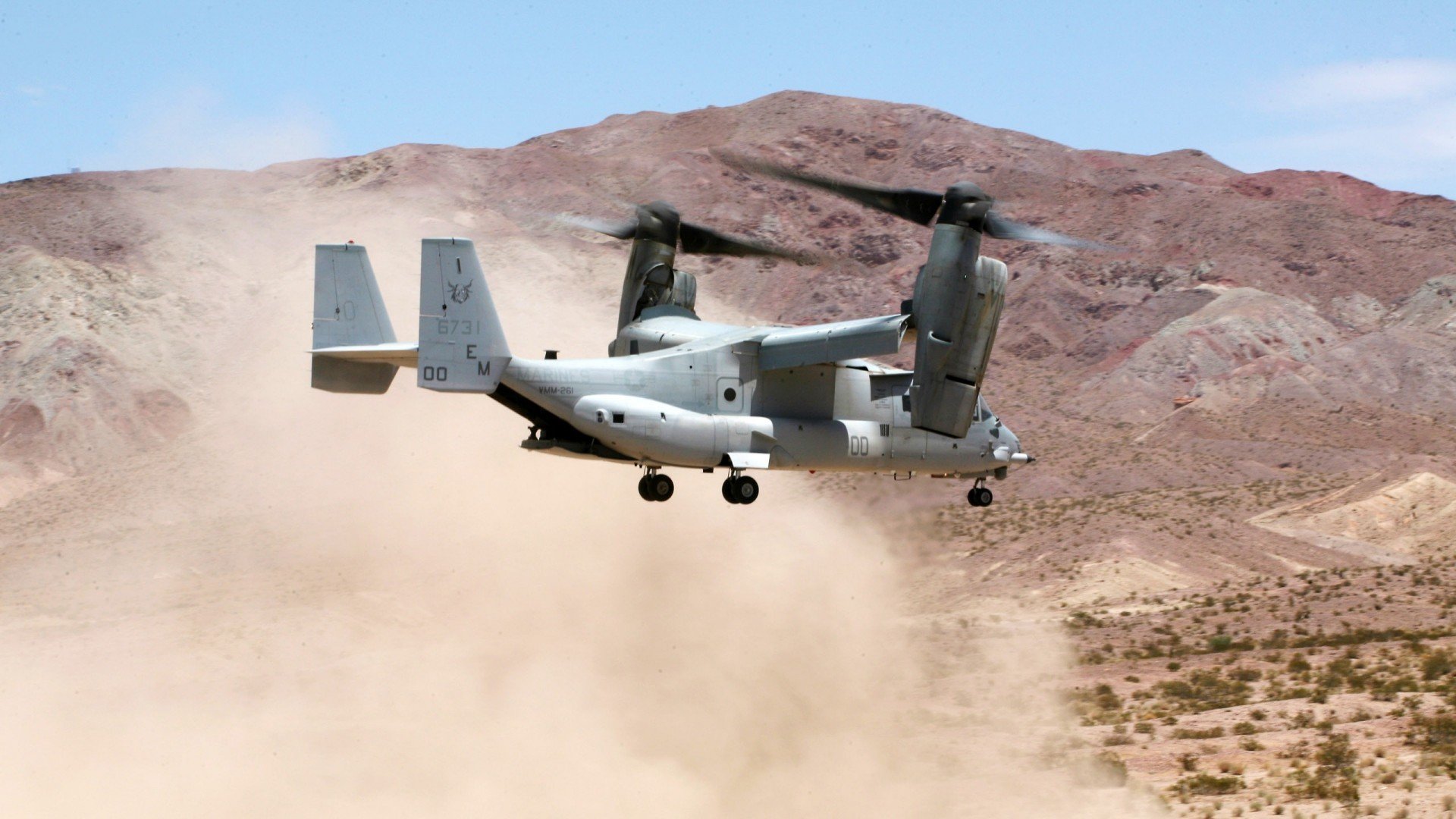 法兰克福球员努力拼搏，力争取得关键三分，法兰克福球队身价