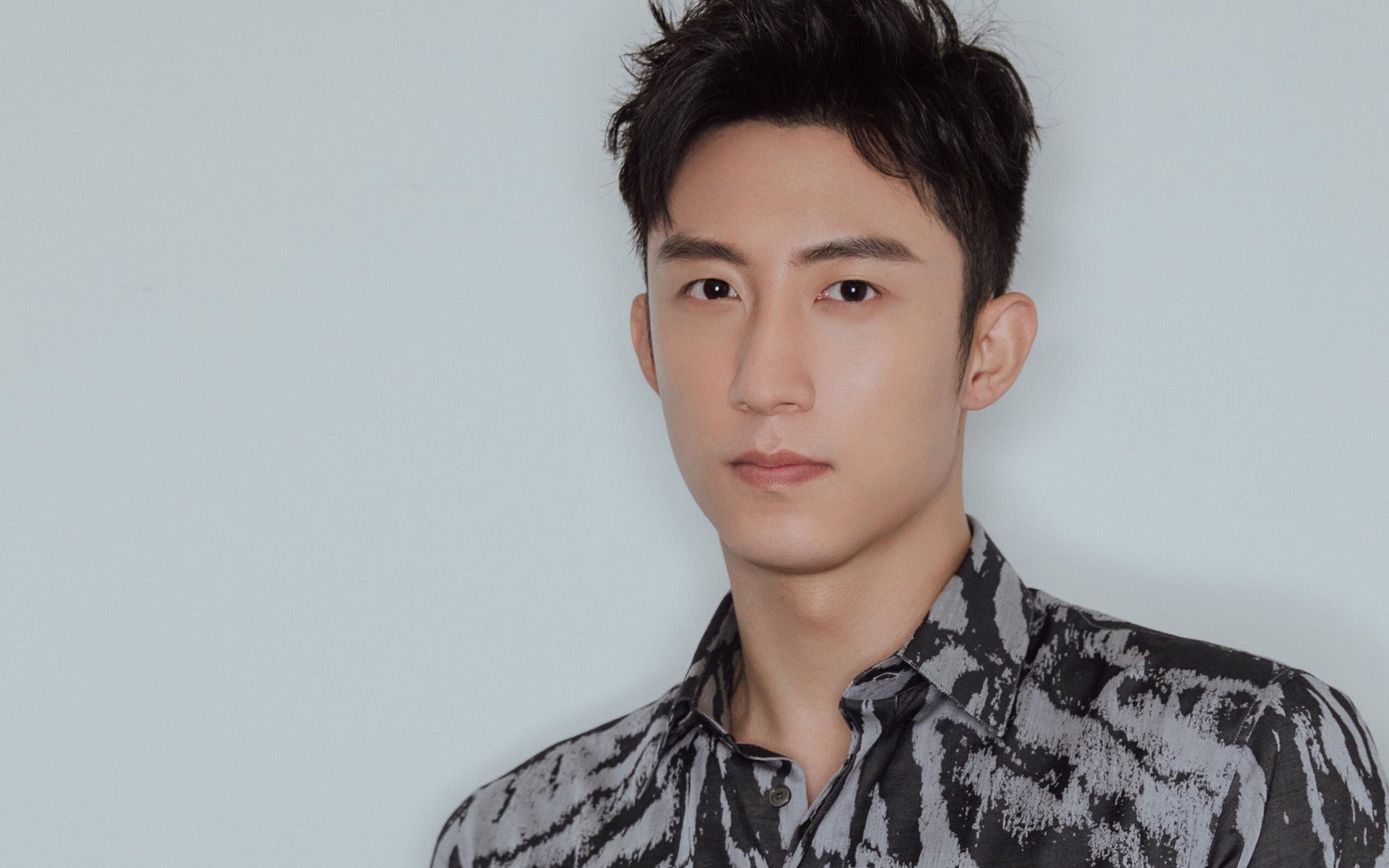 雄鹿队主力球员因伤缺席比赛，团队战术将面临挑战，雄鹿队缺什么位置球员