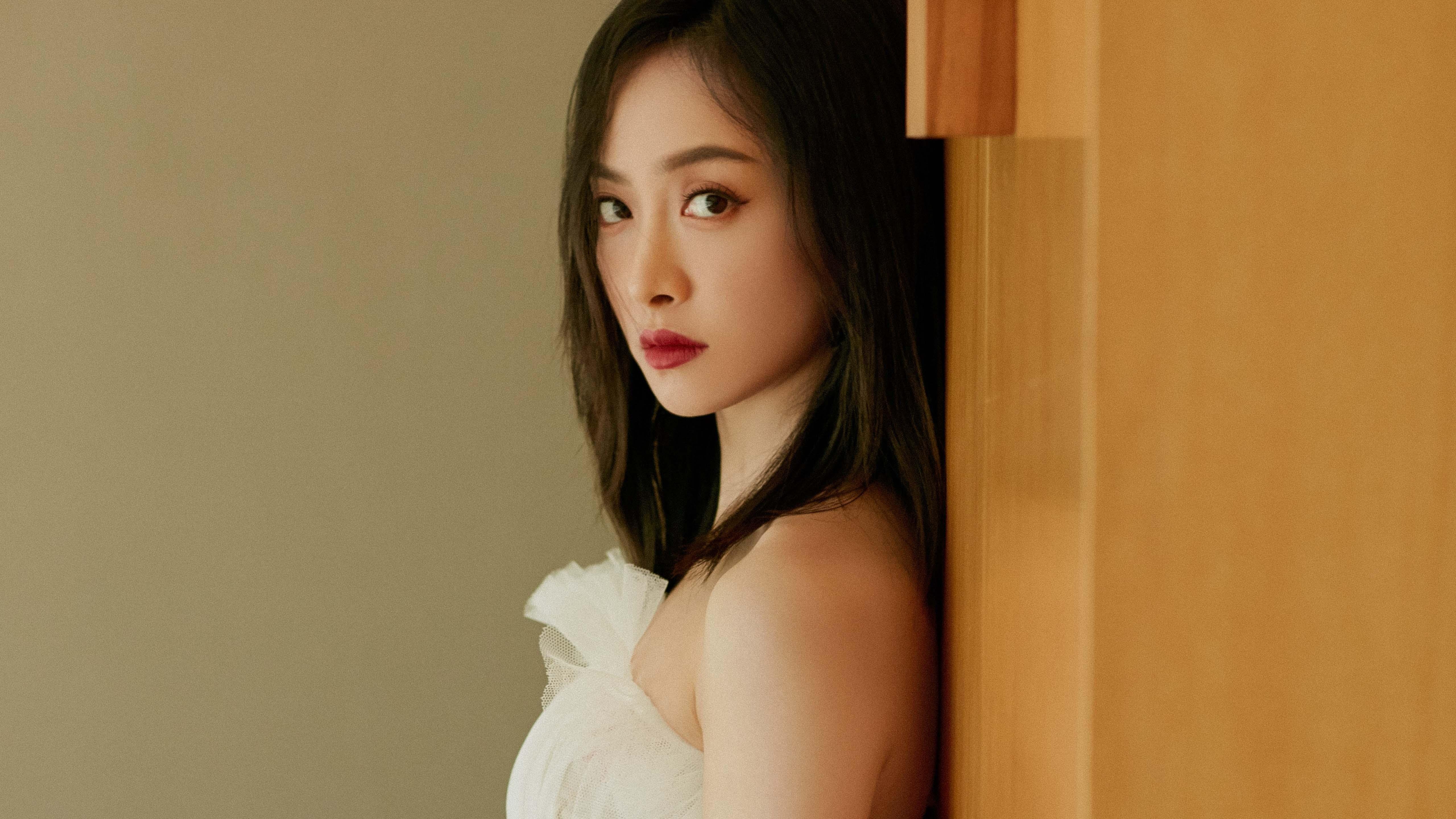 “羽毛球：简阳文体中心赛场快节奏对决，选手大展身手”